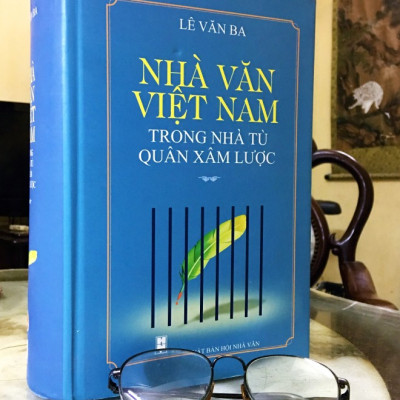 Sách Nhà Văn Việt Nam Trong Nhà Tù Quân Xâm Lược