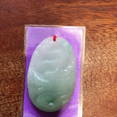 MẶT DÂY CHUYỀN OVAL MỚI HÌNH RỒNG LƯỢN CHẤT LIỆU 100% ĐÁ CẨM THẠCH TRẮNG XÍU XANH TỰ NHIÊN Cao 39,3mm x ngang 25mm x dầy 9,0mm