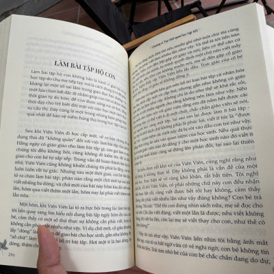 (Tặng bookmark và Sổ Nhật ký Người Mẹ Tốt) NGƯỜI MẸ TỐT HƠN LÀ NGƯỜI THẦY TỐT – Doãn Kiến Lợi – Trần Quỳnh Hương dịch – Vizibooks – NXB Phụ Nữ Việt Nam