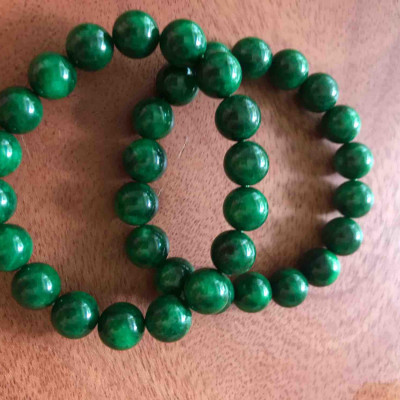 CHIẾC VÒNG XANH LÁ ĐÁ CT NỮ ĐEO MỆNH HỎA VÀ MỆNH MỘC HỢP 10MM 18 HẠT VÔ CUNG