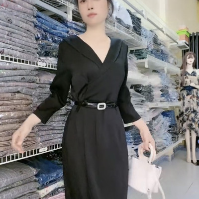 Đầm xẻ cao cấp màu đen thon gọn lại dễ mix đồ.