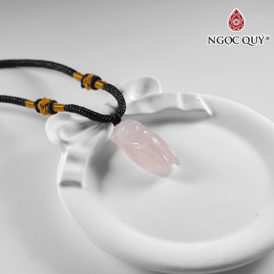 Mặt dây chuyền ngọc thiền đá thạch anh hồng 13x31mm mệnh hỏa, thổ - Ngọc Quý Gemstones