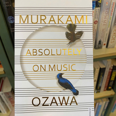 Sách - Absolutely On Music: Conversations with Seiji Ozawa by Haruki Murakami | Music Nonfiction / An intimate conversation about music and creativity / Ngoại văn Tiếng Anh